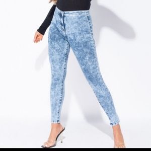 Acid washed jeggings.